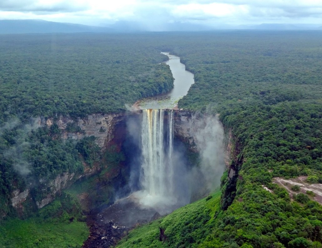 Vista aérea das Cataratas Kaieteur, na Guiana