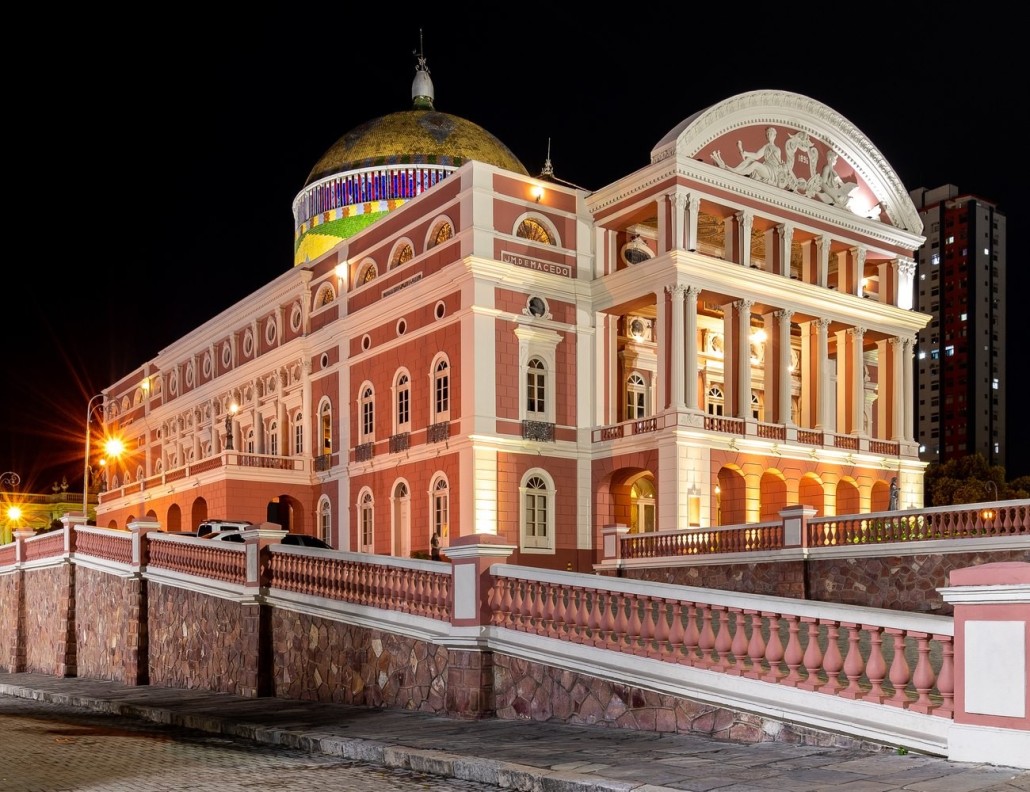 Teatro Amazonas iluminado à noite, em Manaus