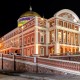 Teatro Amazonas iluminado à noite, em Manaus